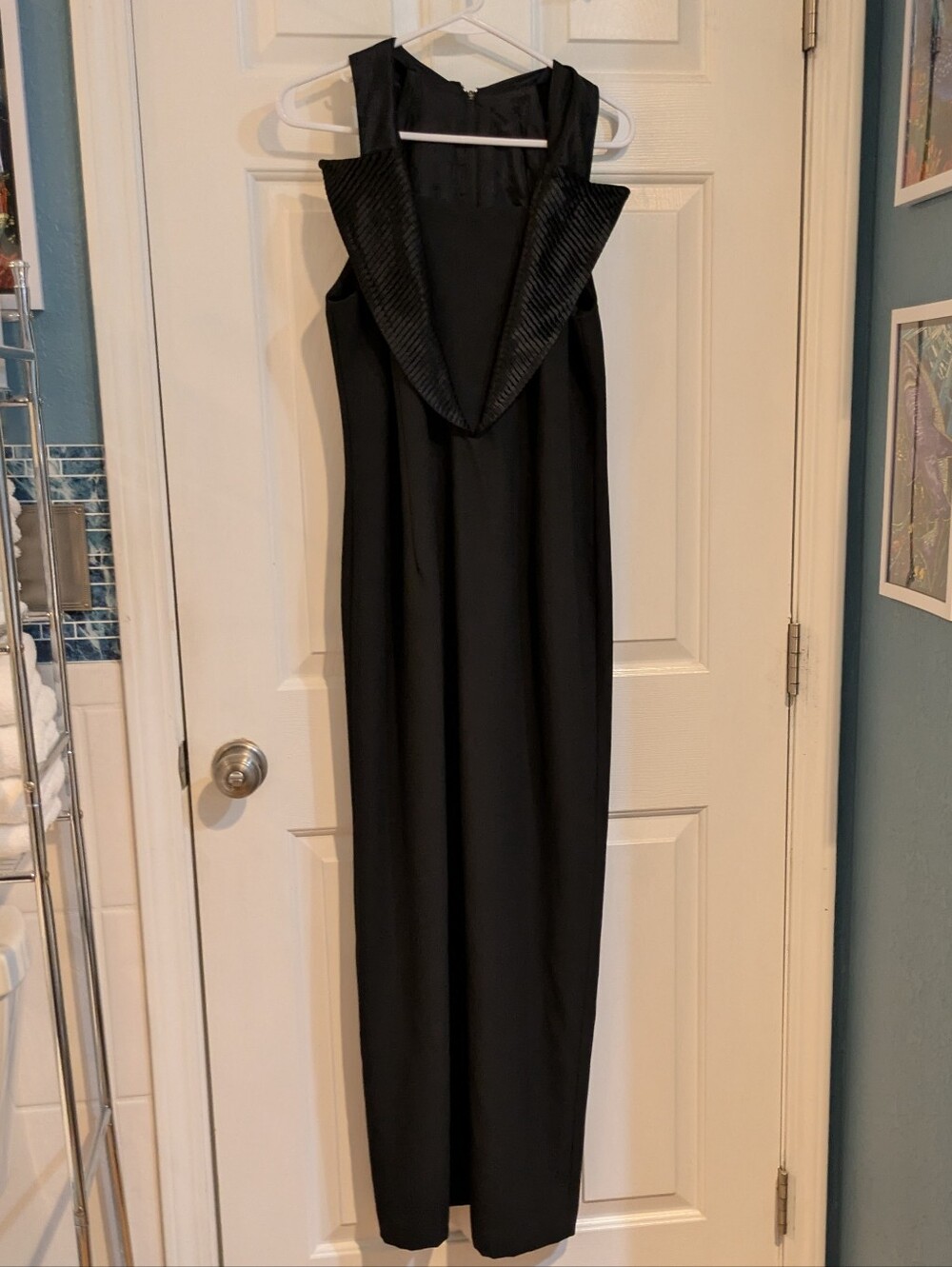 Black Sleeveless Evening Dress with Textured V-Detail